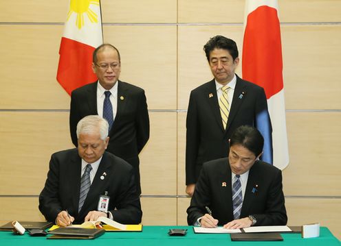 安倍总理与东南亚国家联盟(ASEAN)各国首脑举行了会谈等。