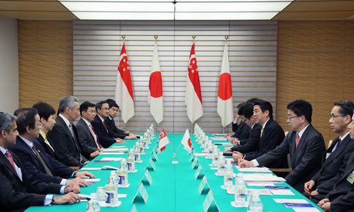 安倍总理与东南亚国家联盟(ASEAN)各国首脑举行了会谈等。