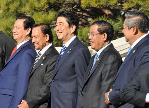 安倍总理出席了日本与东南亚国家联盟(ASEAN)特别首脑会议等。