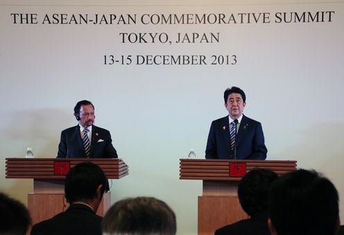 安倍总理出席了日本与东南亚国家联盟(ASEAN)特别首脑会议等。
