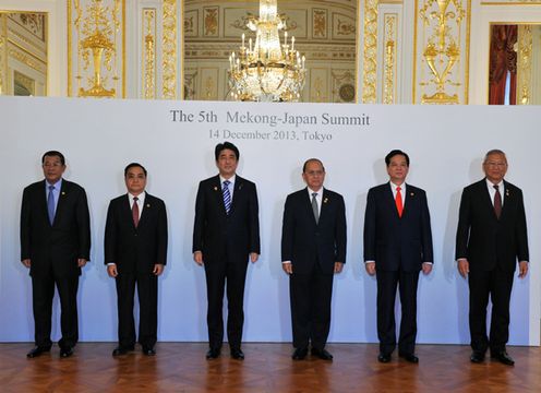 安倍总理出席了日本与东南亚国家联盟(ASEAN)特别首脑会议等。
