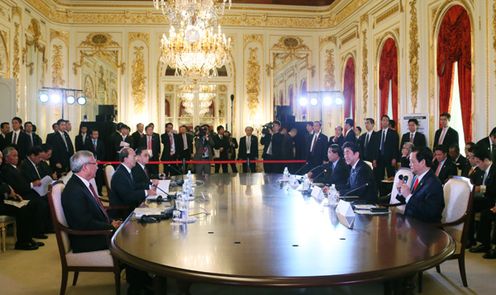 安倍总理出席了日本与东南亚国家联盟(ASEAN)特别首脑会议等。