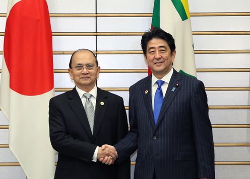 安倍总理在总理大臣官邸与东南亚国家联盟(ASEAN)各国首脑举行了会谈等。