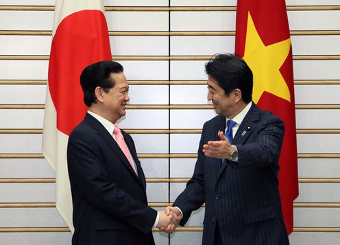 安倍总理在总理大臣官邸与东南亚国家联盟(ASEAN)各国首脑举行了会谈等。
