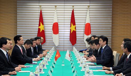 安倍总理在总理大臣官邸与东南亚国家联盟(ASEAN)各国首脑举行了会谈等。