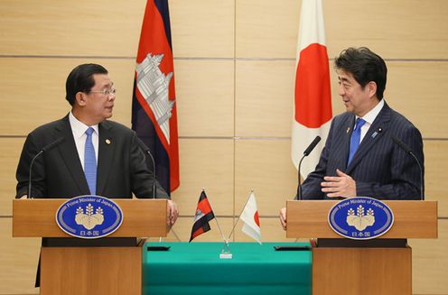 安倍总理在总理大臣官邸与东南亚国家联盟(ASEAN)各国首脑举行了会谈等。
