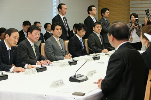 安倍总理在总理大臣官邸为实现“经济良性循环”与中小企业经营者举行了恳谈会。