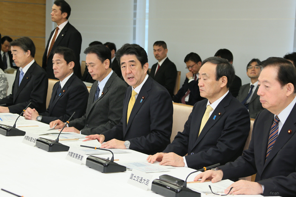 安倍总理在总理大臣官邸召开了第一次国土強靭化推进本部会议。