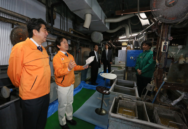 安倍总理视察了东京都内的中小企业。
