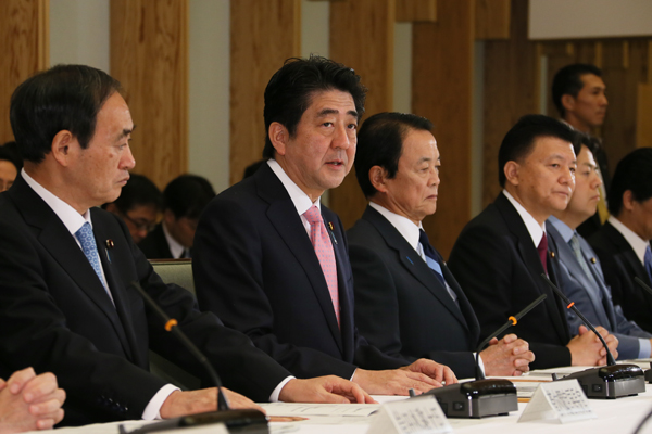 安倍总理在总理大臣官邸召开了第四次地方分权改革推进本部会议。