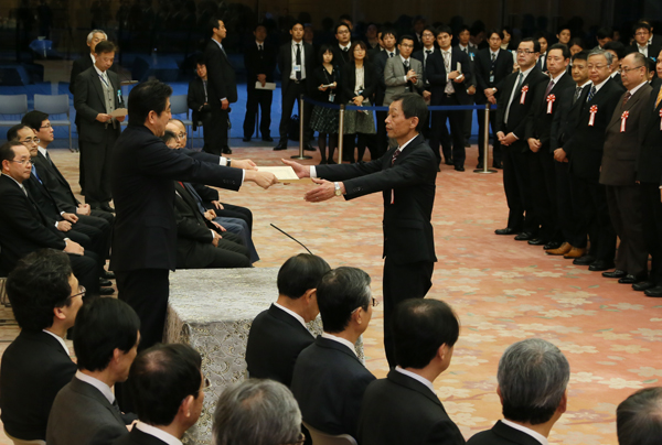 安倍总理出席了在总理大臣官邸召开的内阁及内阁府长期雇员表彰仪式。