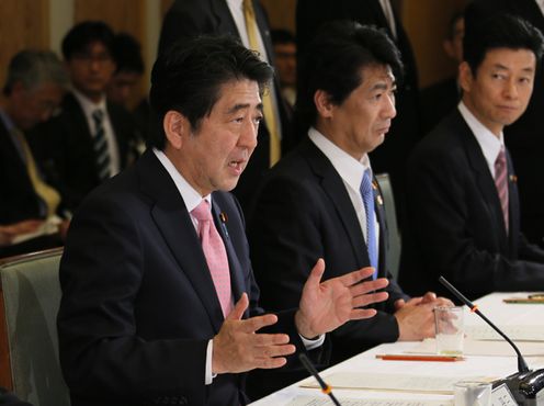 安倍总理在总理大臣官邸出席了第五次“为实现经济良性循环的‘政劳使’三方会议”。