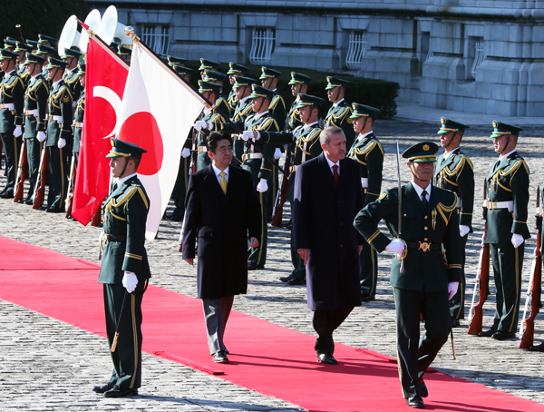 安倍总理与土耳其共和国的总理雷杰普•塔伊普•埃尔多安进行了会谈。