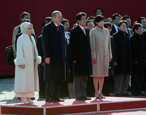 安倍总理与土耳其共和国的总理雷杰普•塔伊普•埃尔多安进行了会谈。