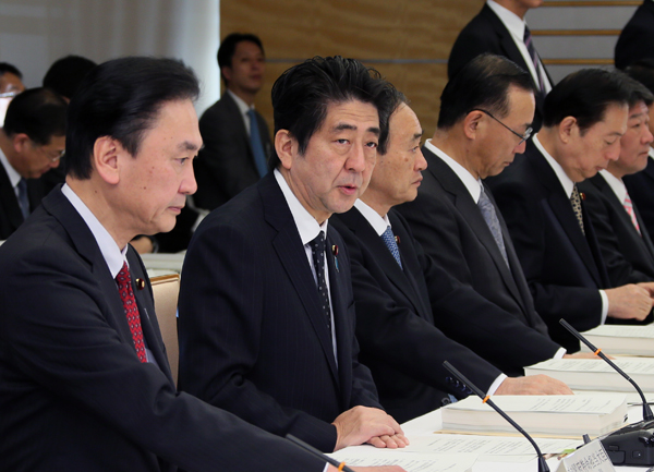 安倍总理在实施了假设发生首都直下型地震时的徒步集合训练之后,在总理大臣官邸召开了中央防灾会议。