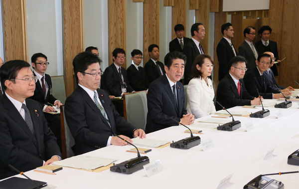 安倍总理在总理大臣官邸召开了第1次信息保全咨询会议。