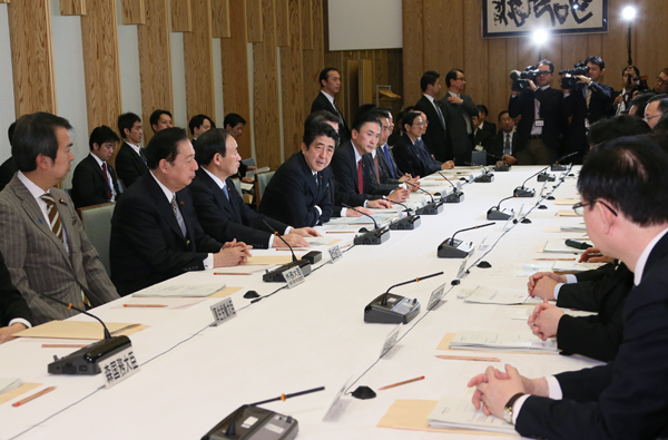 安倍总理在总理大臣官邸召开了第9次复兴推进会议。