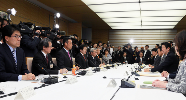安倍总理在总理大臣官邸召开了第十五次产业竞争力会议。
