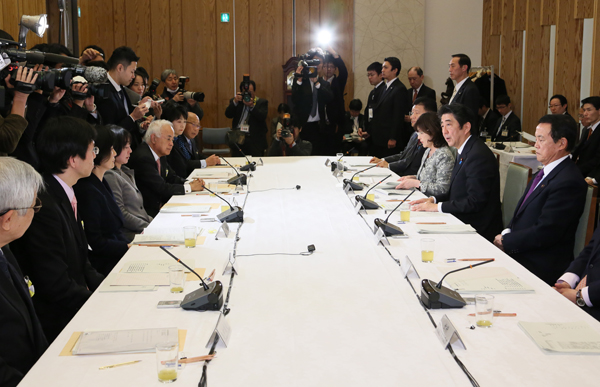 安倍总理在总理大臣官邸召开了第九次行政改革推进会议。