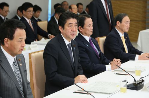 安倍总理在总理大臣官邸召开了2014年第一次经济财政咨询会议。