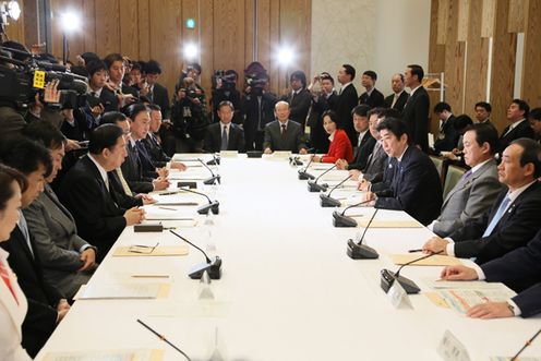 安倍总理在总理大臣官邸召开了第十二次日本经济再生本部会议。