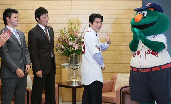 安倍总理在总理大臣官邸接受了波士顿红袜队的上原浩治投手及田泽纯一投手的拜会。