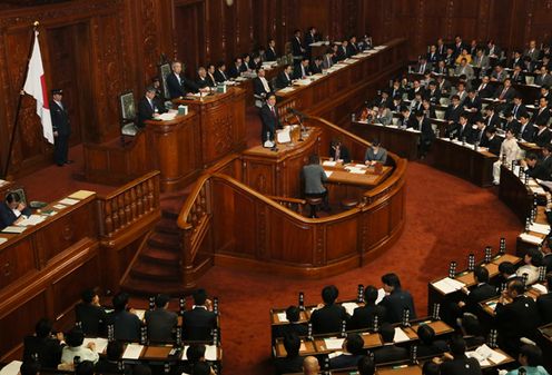 安倍总理在众议院及参议院全体会议上发表了第186届国会施政方针演说。