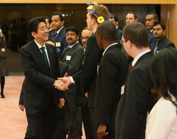 安倍总理在总理大臣官邸接受了参加全球领导人培训计划的青年代表的拜会。