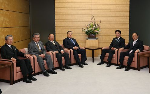 安倍总理在总理大臣官邸接受了一般财团法人东京奥运会与残奥会大会组委会的主席森喜朗的拜会。