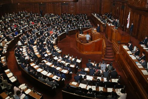 安倍总理出席了众议院全体会议。