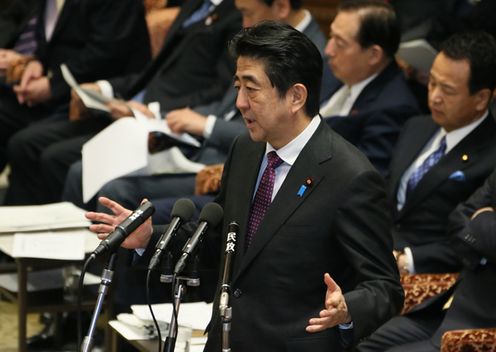 安倍总理上午及下午出席了众议院预算委员会,傍晚出席了众议院全体