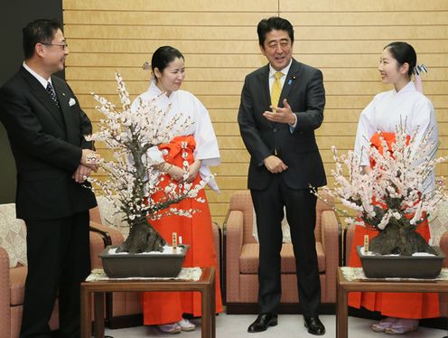 安倍总理在总理大臣官邸接受了太宰府天满宫“梅花使者”的拜会。