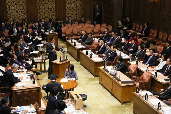 安倍总理上午及下午出席了参议院预算委员会,傍晚出席了参议院全体会议。