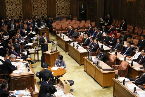 安倍总理上午及下午出席了参议院预算委员会,傍晚出席了参议院全体会议。