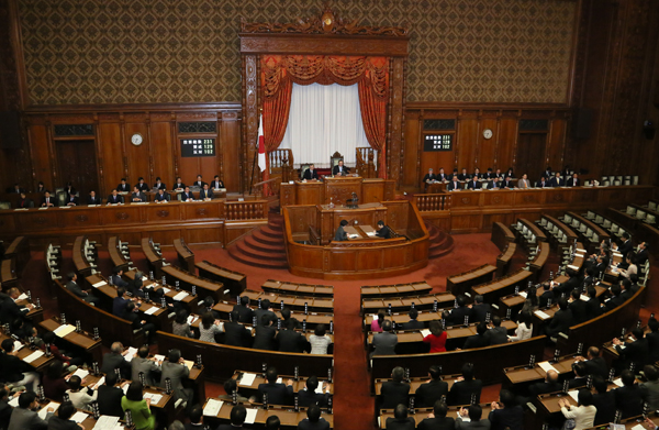 安倍总理上午及下午出席了参议院预算委员会,傍晚出席了参议院全体会议。