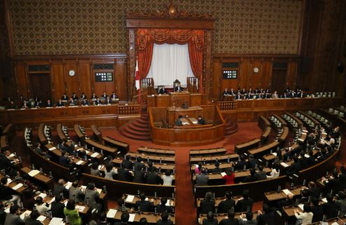 安倍总理上午及下午出席了参议院预算委员会,傍晚出席了参议院全体会议。