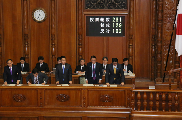 安倍总理上午及下午出席了参议院预算委员会,傍晚出席了参议院全体会议。