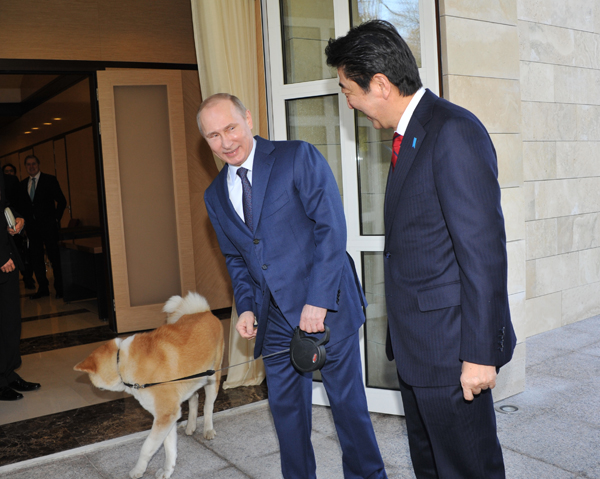 安倍总理访问了俄罗斯联邦,出席了索契奥运会开幕式等。