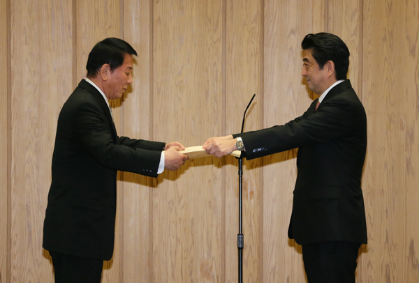 安倍总理在总理大臣官邸向演员杉良太郎颁发了内阁总理大臣感谢状。