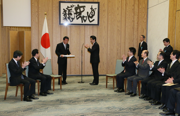安倍总理在总理大臣官邸向演员杉良太郎颁发了内阁总理大臣感谢状。