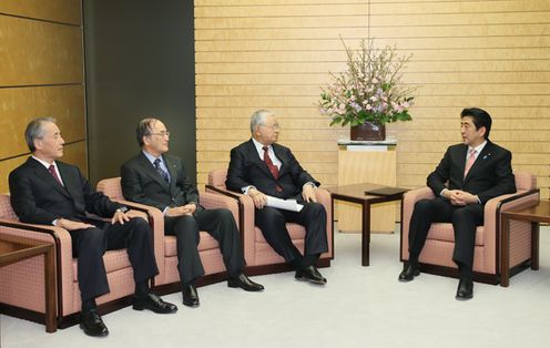 安倍总理在总理大臣官邸接受了经济三团体的要求。