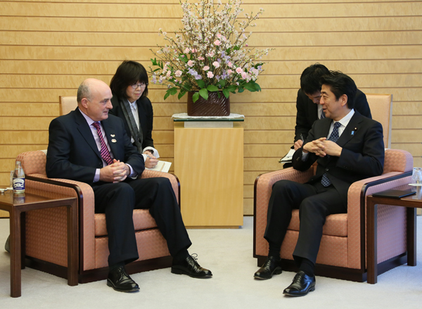 安倍总理在总理大臣官邸接受了爱尔兰参议院议长帕迪•伯克的拜会。