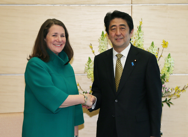 安倍总理在总理大臣官邸接受了美利坚合众国的众议院日本研究小组主席戴安娜•迪盖特一行的拜会。