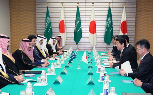 安倍总理在总理大臣官邸与沙特阿拉伯王国的亲王殿下萨勒曼•本•阿卜杜勒阿齐兹•阿勒沙特举行了会谈。