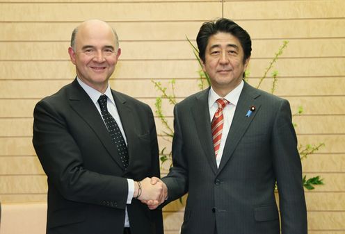 安倍总理在总理大臣官邸接受了法兰西共和国经济和财政部长皮埃尔•莫斯科维奇的拜会。