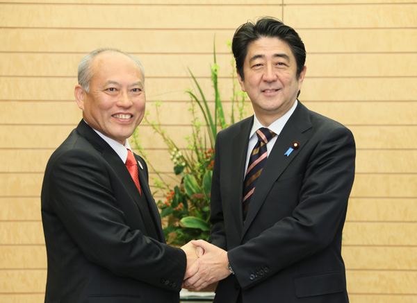 安倍总理在总理大臣官邸接受了东京都知事舛添要一的拜会。