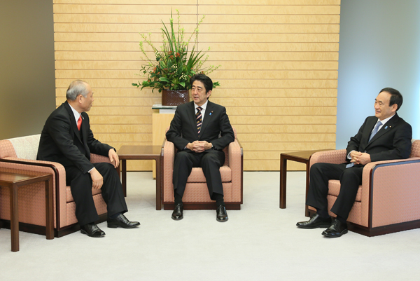 安倍总理在总理大臣官邸接受了东京都知事舛添要一的拜会。