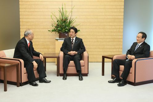 安倍总理在总理大臣官邸接受了东京都知事舛添要一的拜会。