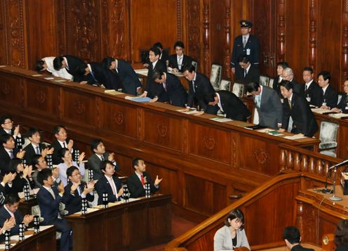 安倍总理上午出席了众议院预算委员会，下午出席了众议院全体会议。