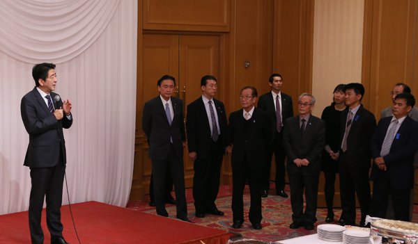 安倍总理出席了在东京都内宾馆举行的由古屋绑架问题担当大臣主办的招待会。